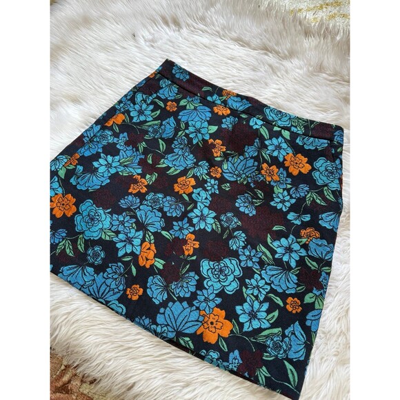 Loft Skirt - Picture 3 of 9